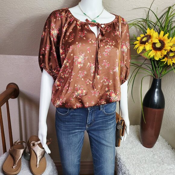 Kylie Paige adorable cottage core satin blouse with floral pattern - Picture 2 of 8